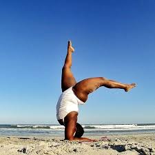 www.boredpanda.com plus-sized-yoga-jessamyn-stanley-2. 